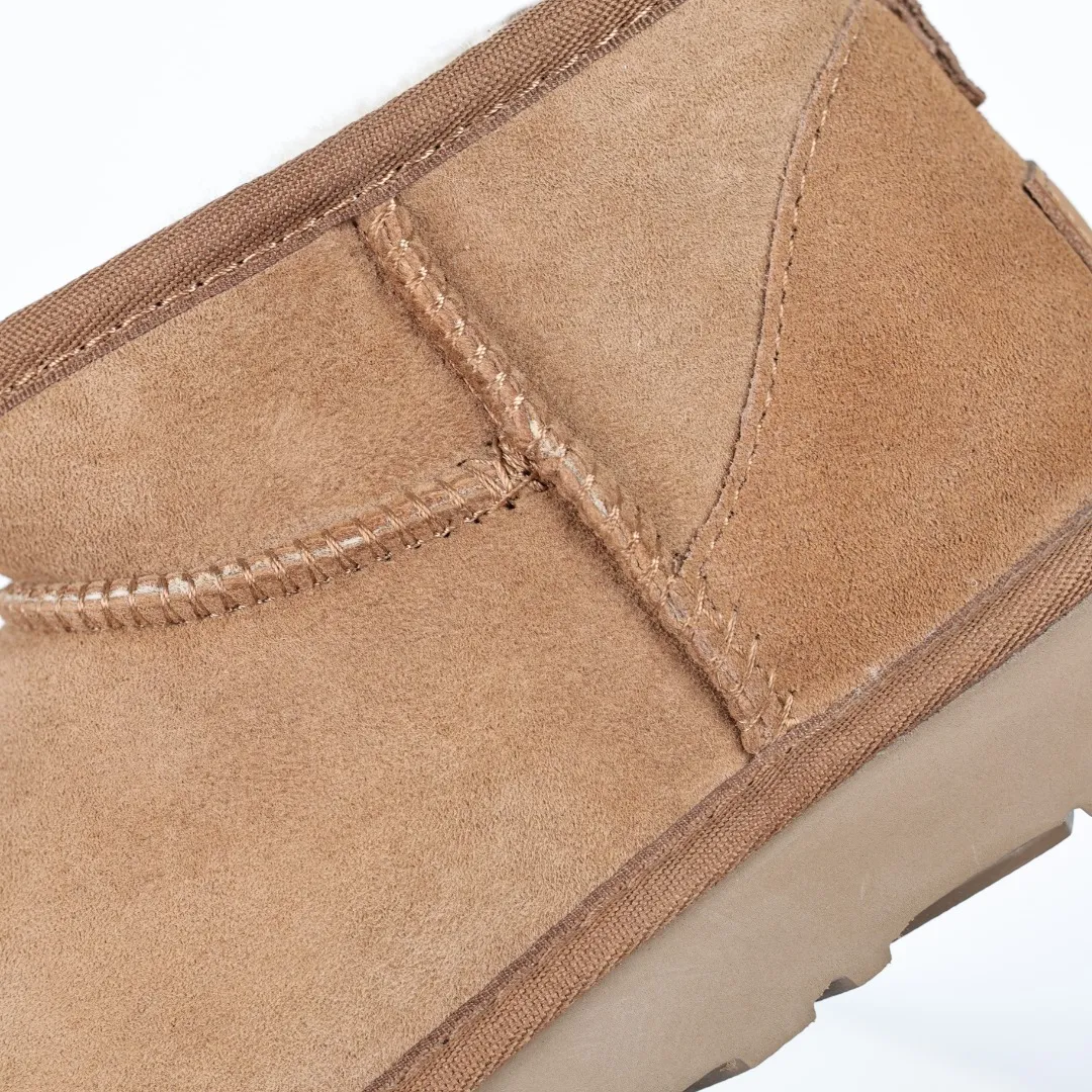 Pick up locally 💰480, core recommendation, good price UGG Classic MiNi basic low-top series, Xiaohongshu hot model, Henan Longfeng leather production, sheepskin integrated, top quality in the market, 2-3 cm cashmere insole, keeping warm in winter, suitable for home use. In the new year, uug launched a style series, which is partially biased towards the preferences of young consumers, and has also moved to the forefront of fashion trends. Shoe body material, water-repellent coated suede upper 17mm UGGPURE™ implanted wool insole Lightweight non-slip comfortable rubber outsole With brand LOGO Trademark Comes with full packaging Size: 35 36 37 38 39 40